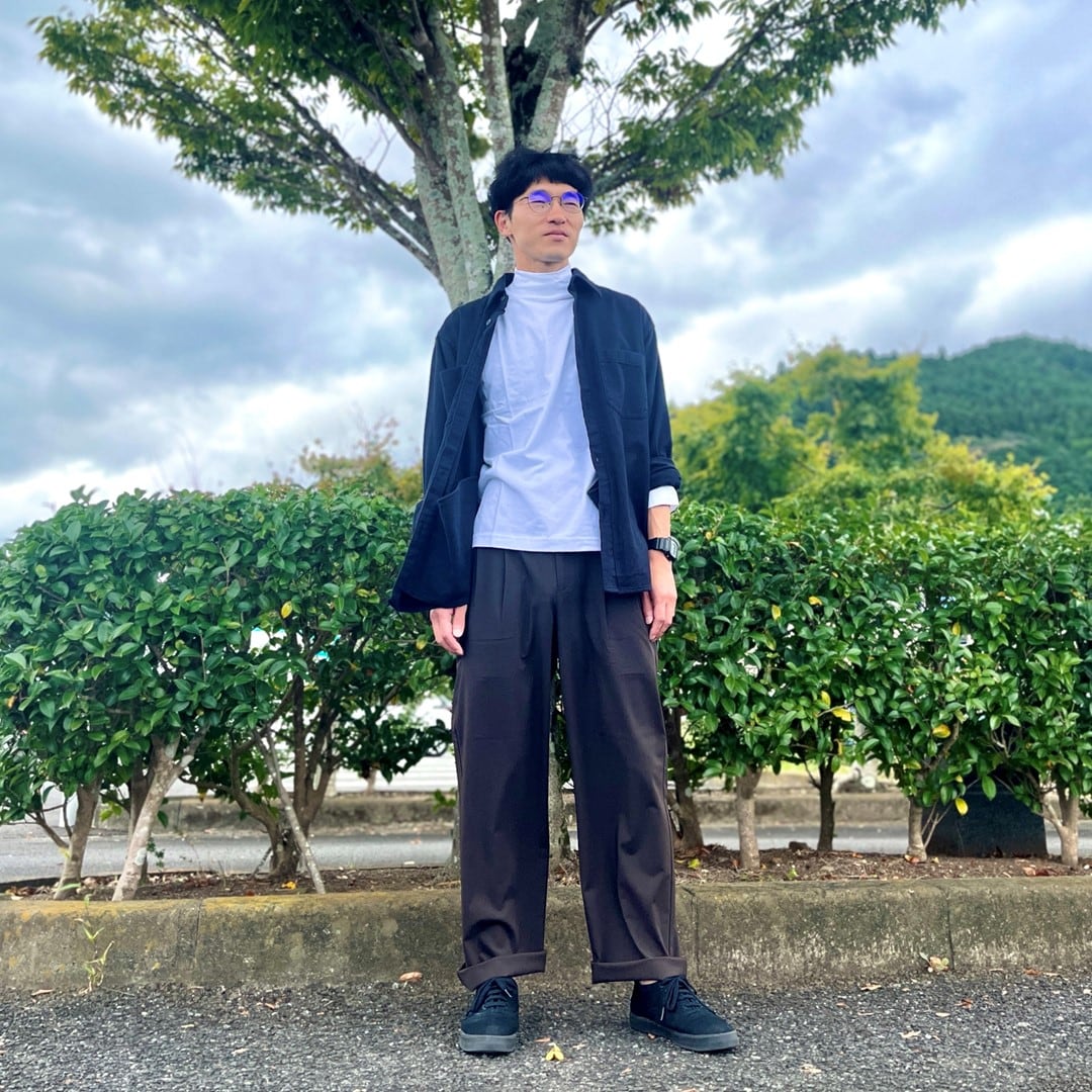 ハイネックシャツを着用したスタッフの写真です。