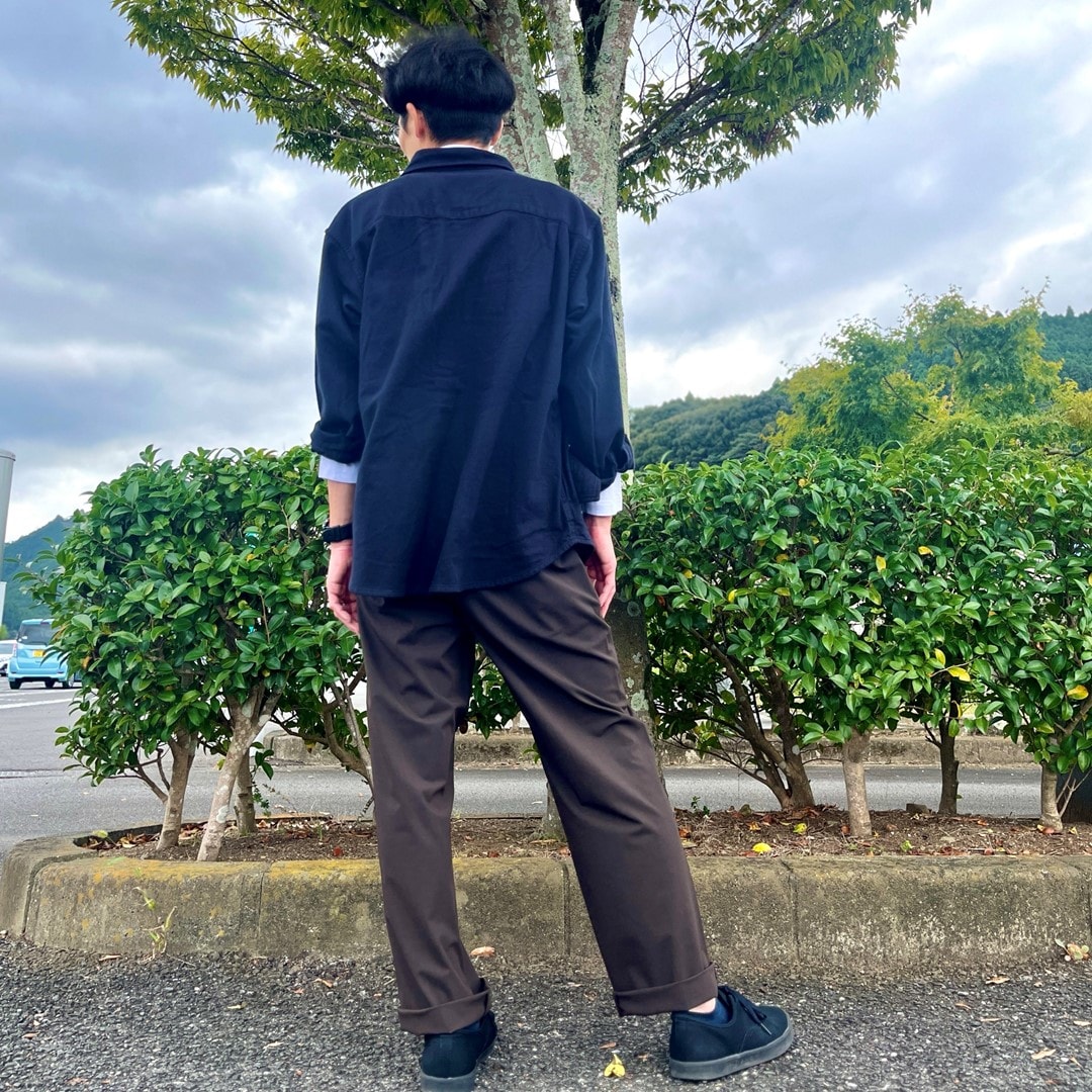 ハイネックシャツを着用したスタッフの写真です。