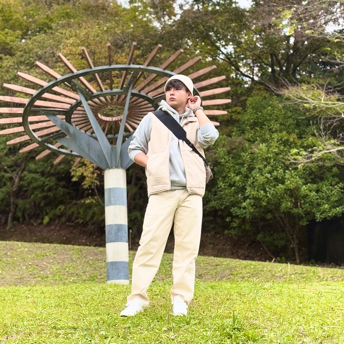 ホワイトコーディネートにしたスタッフの写真です。