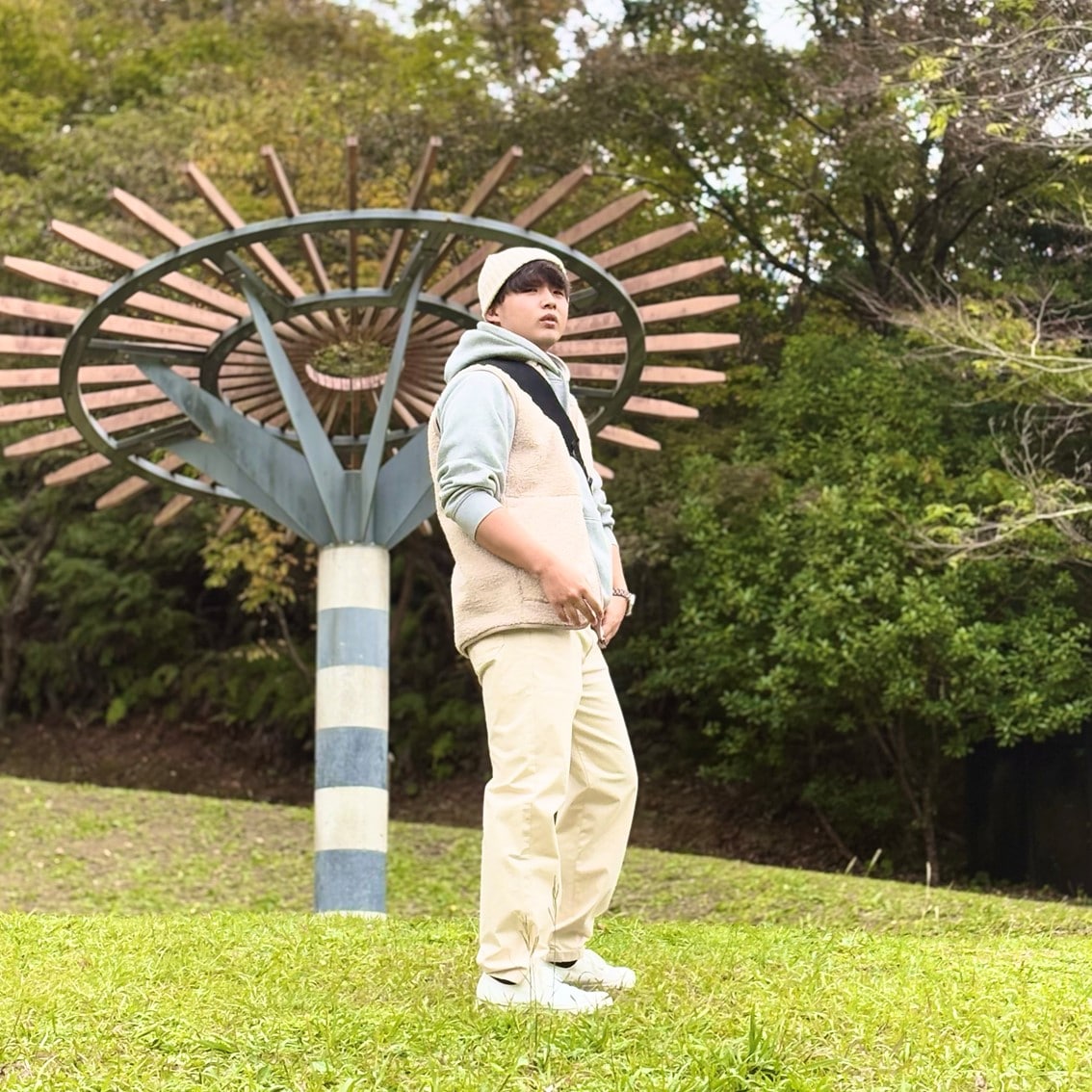 ホワイトコーディネートにしたスタッフの写真です。