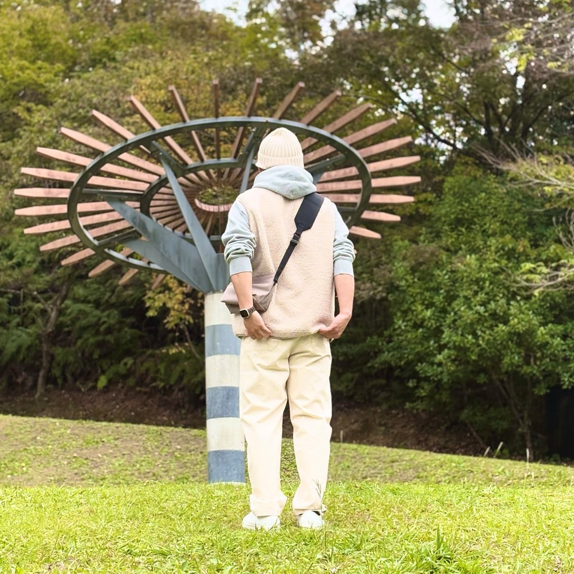 ホワイトコーディネートにしたスタッフの写真です。