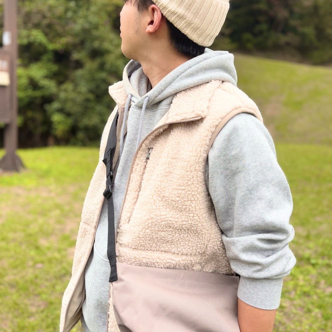 ホワイトコーディネートにしたスタッフの写真です。