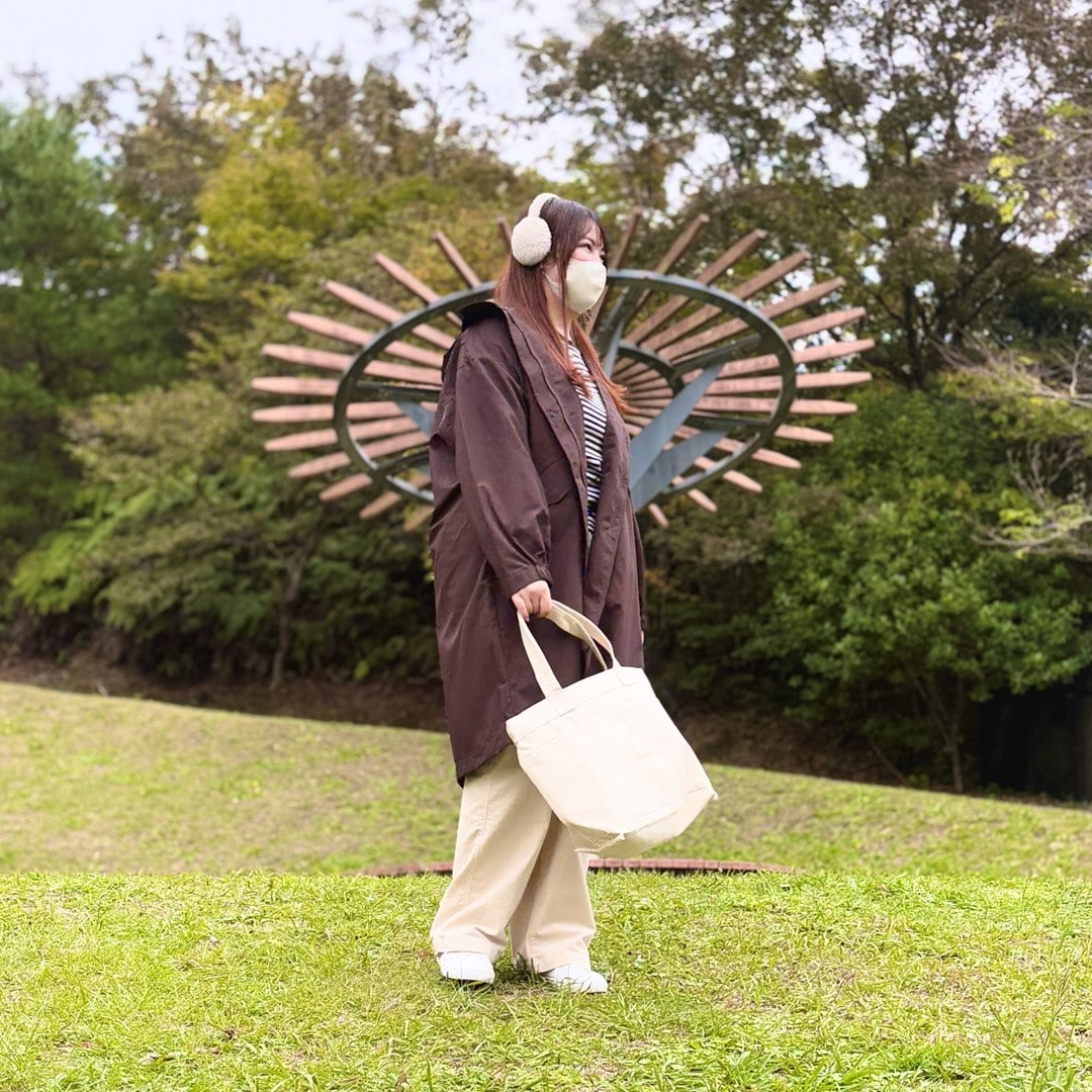 イヤーマフやフードロングコートでコーディネートしたスタッフの写真です。