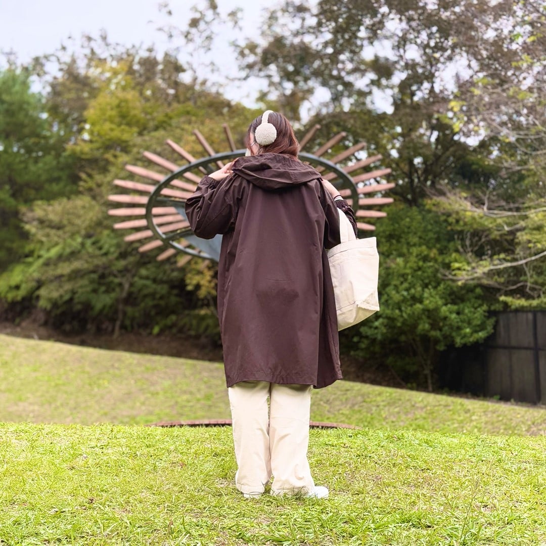 イヤーマフやフードロングコートでコーディネートしたスタッフの写真です。