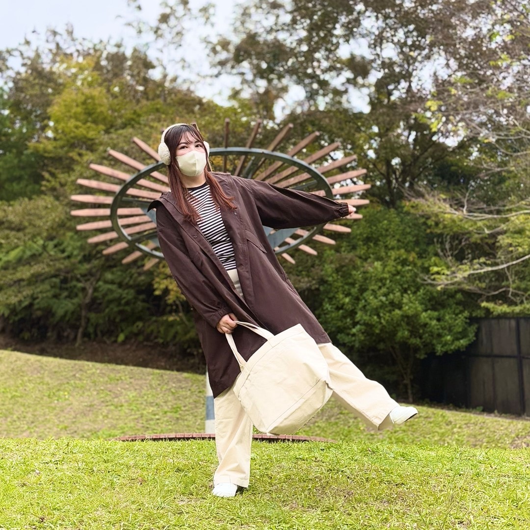 イヤーマフやフードロングコートでコーディネートしたスタッフの写真です。