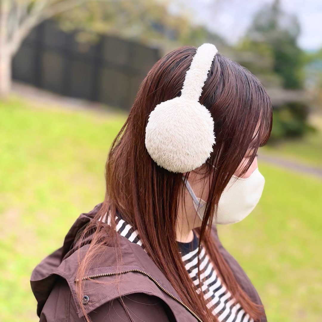 イヤーマフやフードロングコートでコーディネートしたスタッフの写真です。