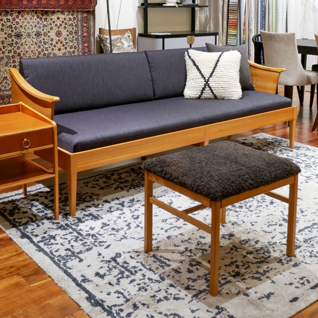 もこもこ張地のヴィンテージチェア