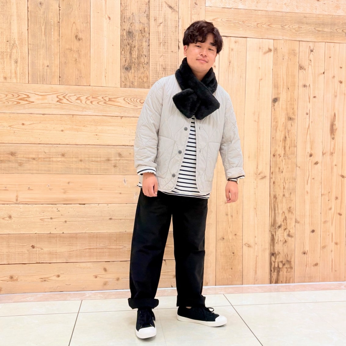 キルトジャケットを使った大人カジュアルのコーディネートにしたスタッフの写真です。