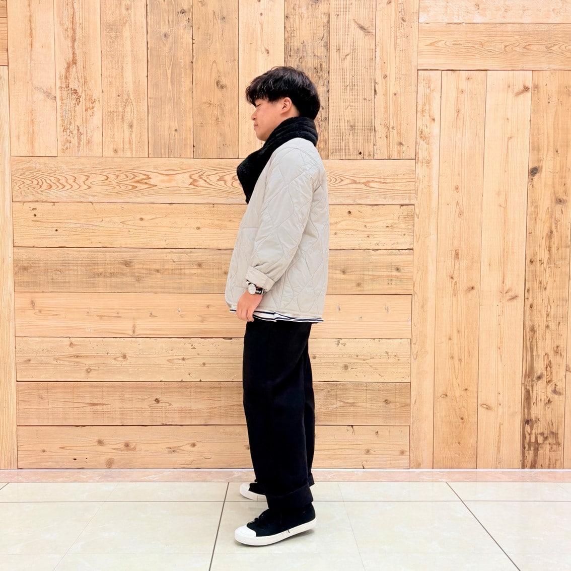 キルトジャケットを使った大人カジュアルのコーディネートにしたスタッフの写真です。