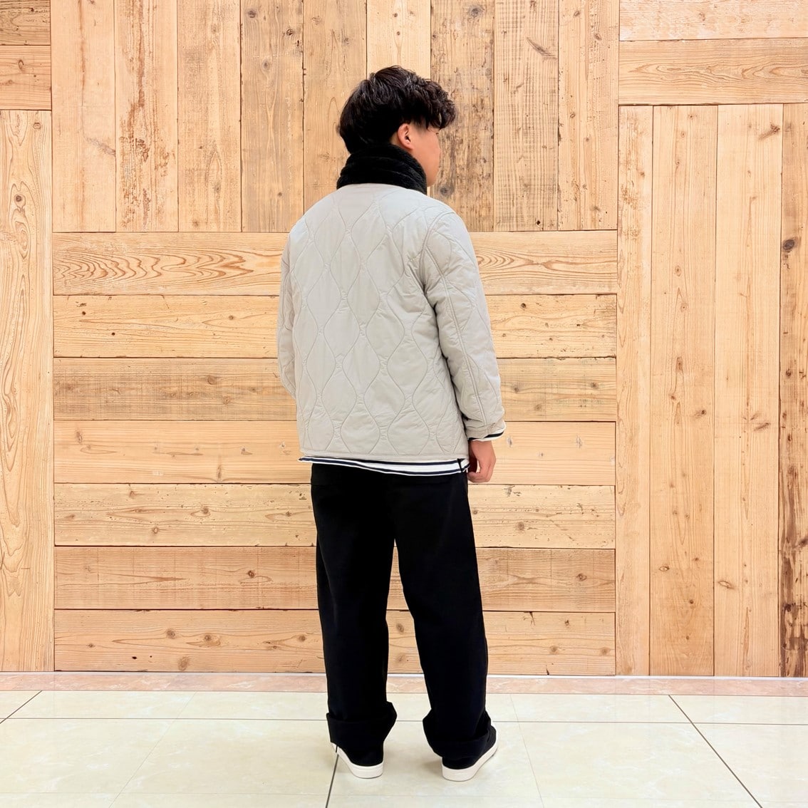 キルトジャケットを使った大人カジュアルのコーディネートにしたスタッフの写真です。