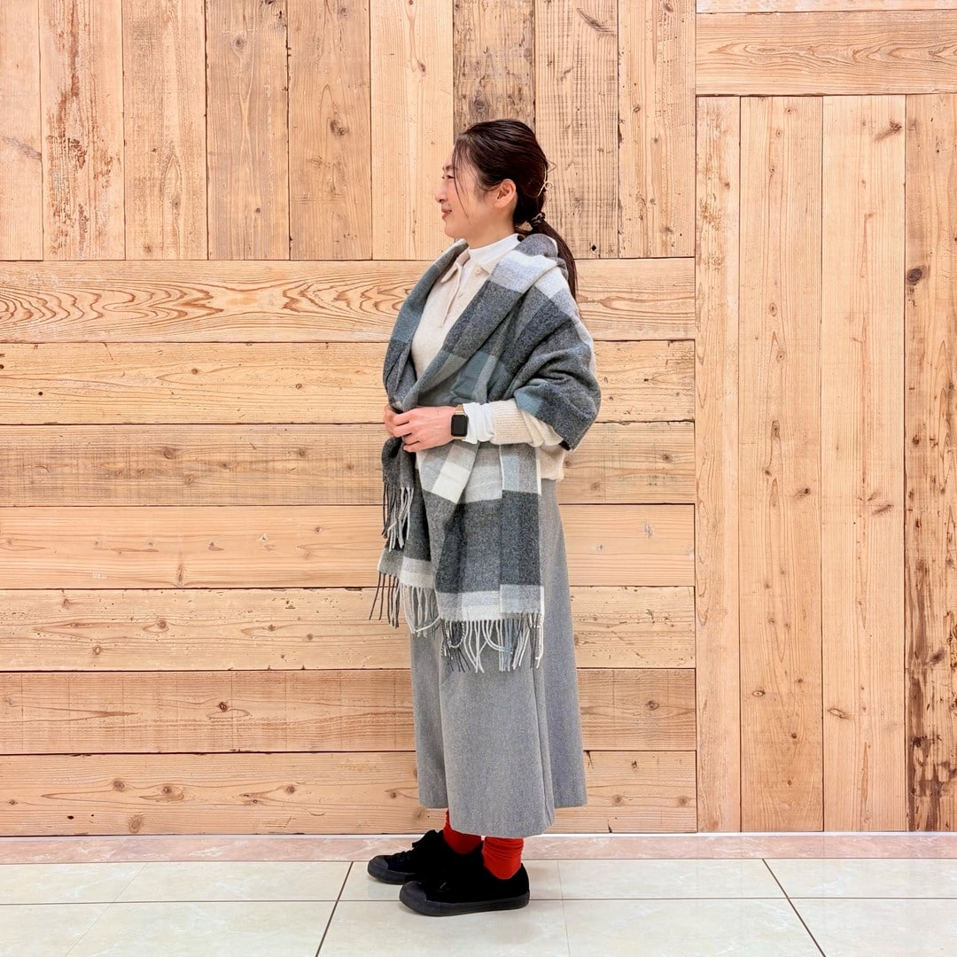 ブークレニットポロにストールを合わせたコーディネートしたスタッフの写真です。