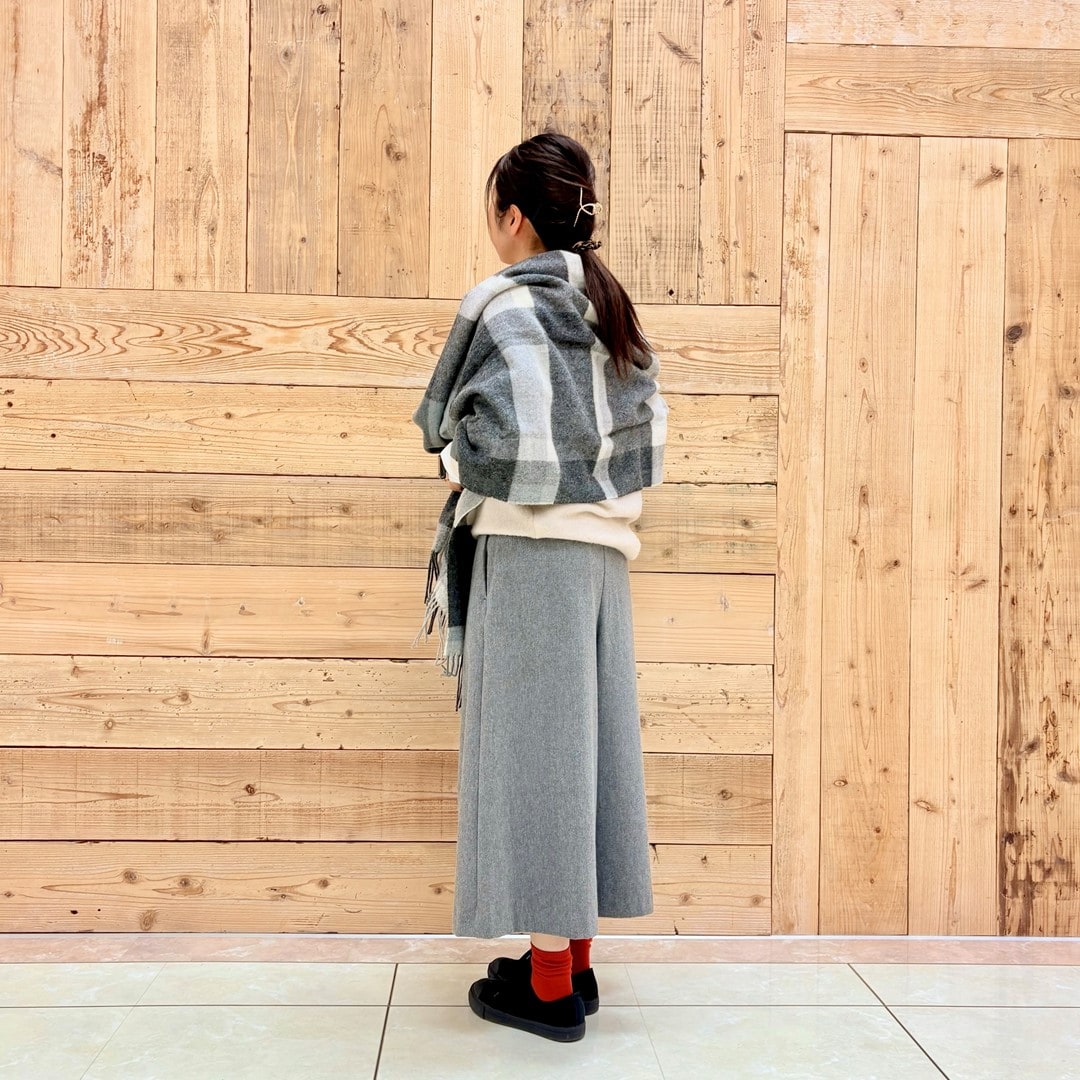 ブークレニットポロにストールを合わせたコーディネートしたスタッフの写真です。