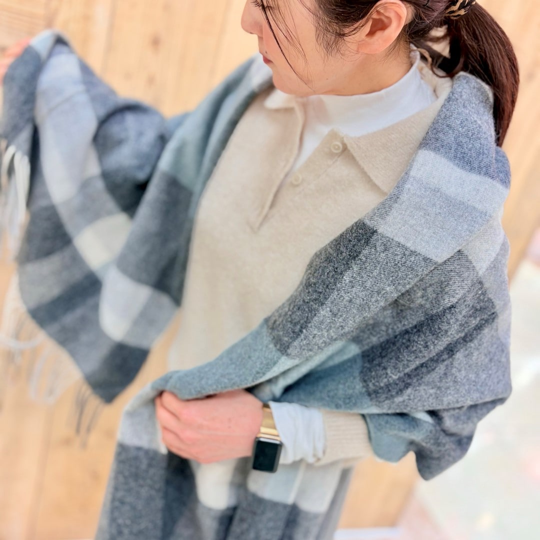 ブークレニットポロにストールを合わせたコーディネートしたスタッフの写真です。