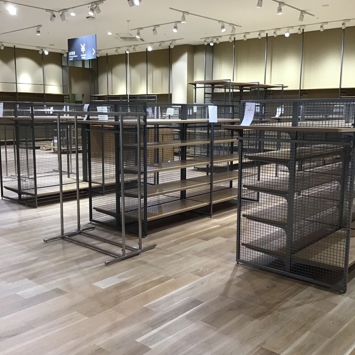 棚板を取りつけた店内