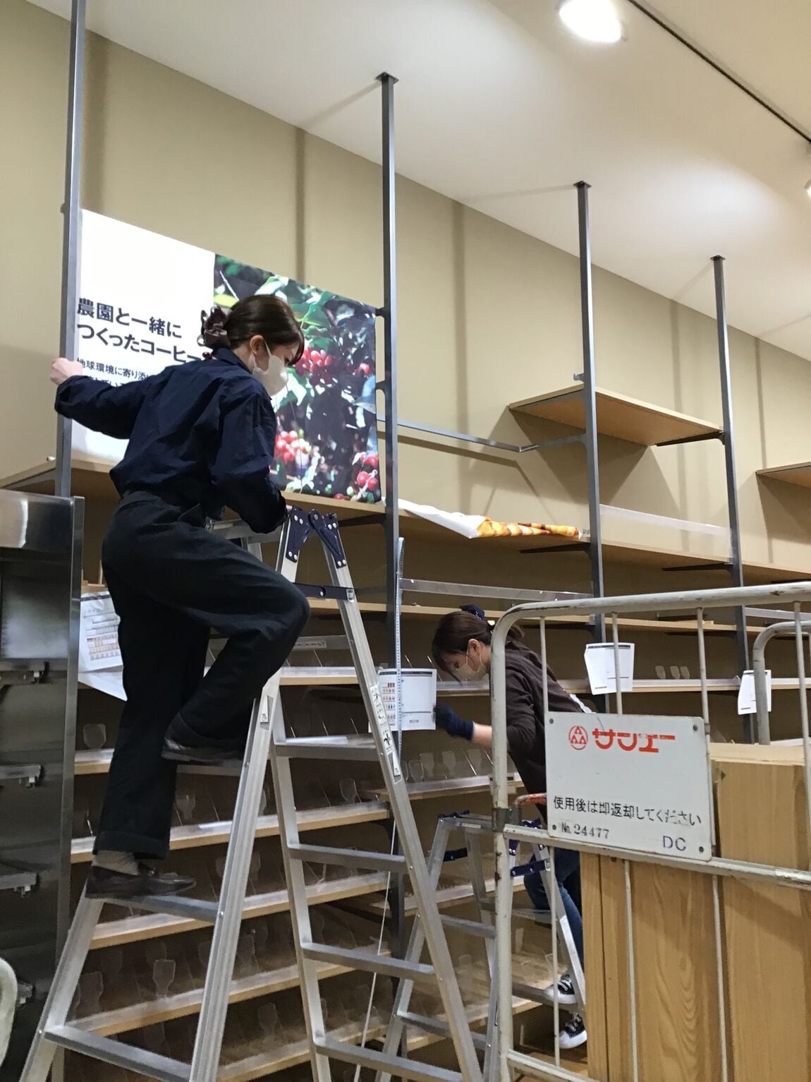 バナーを変えるスタッフ