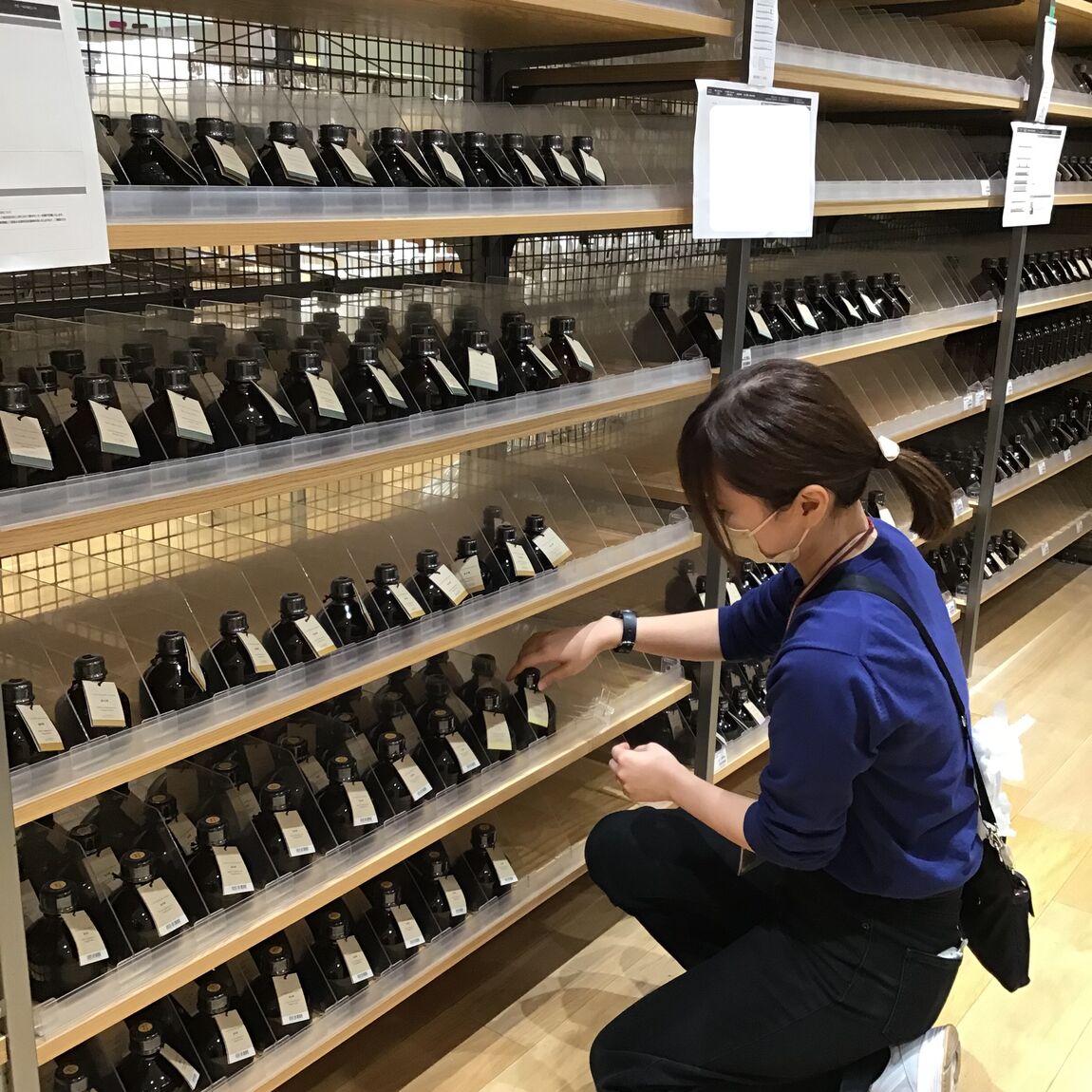 フレグランスオイルを並べるスタッフ