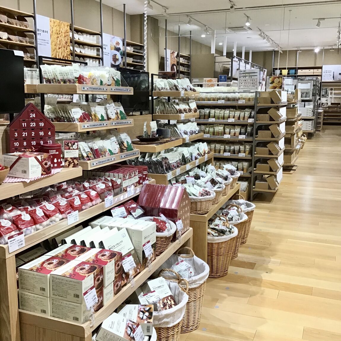 商品が並んだお菓子コーナー