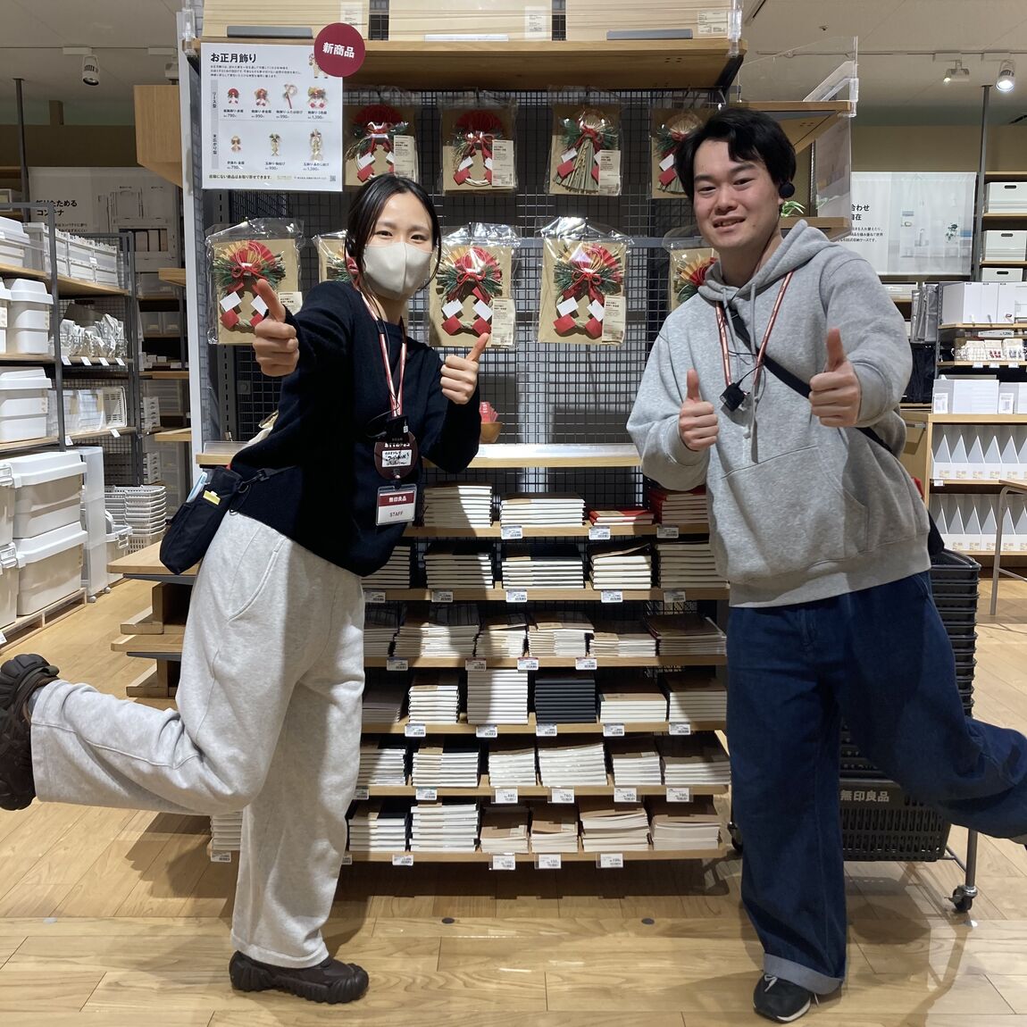 スタッフのグッジョブポーズの写真