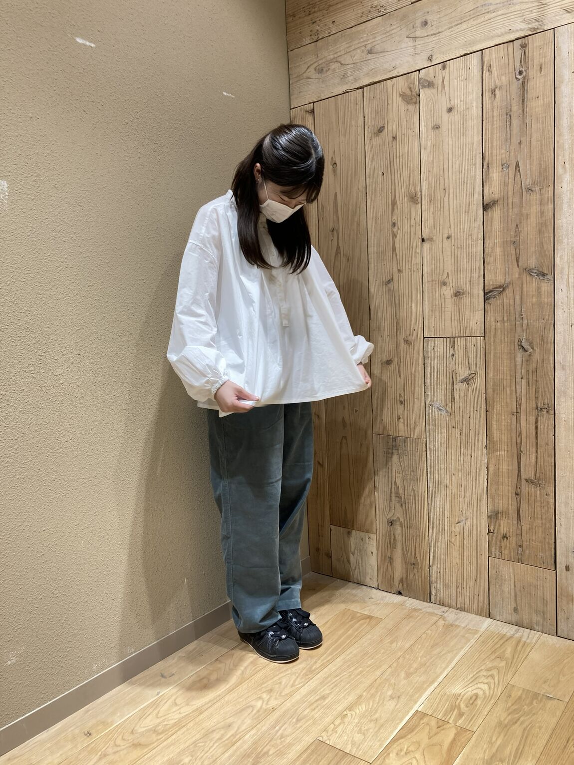 コーデュロイパンツ着用しシャツをふんわりさせている