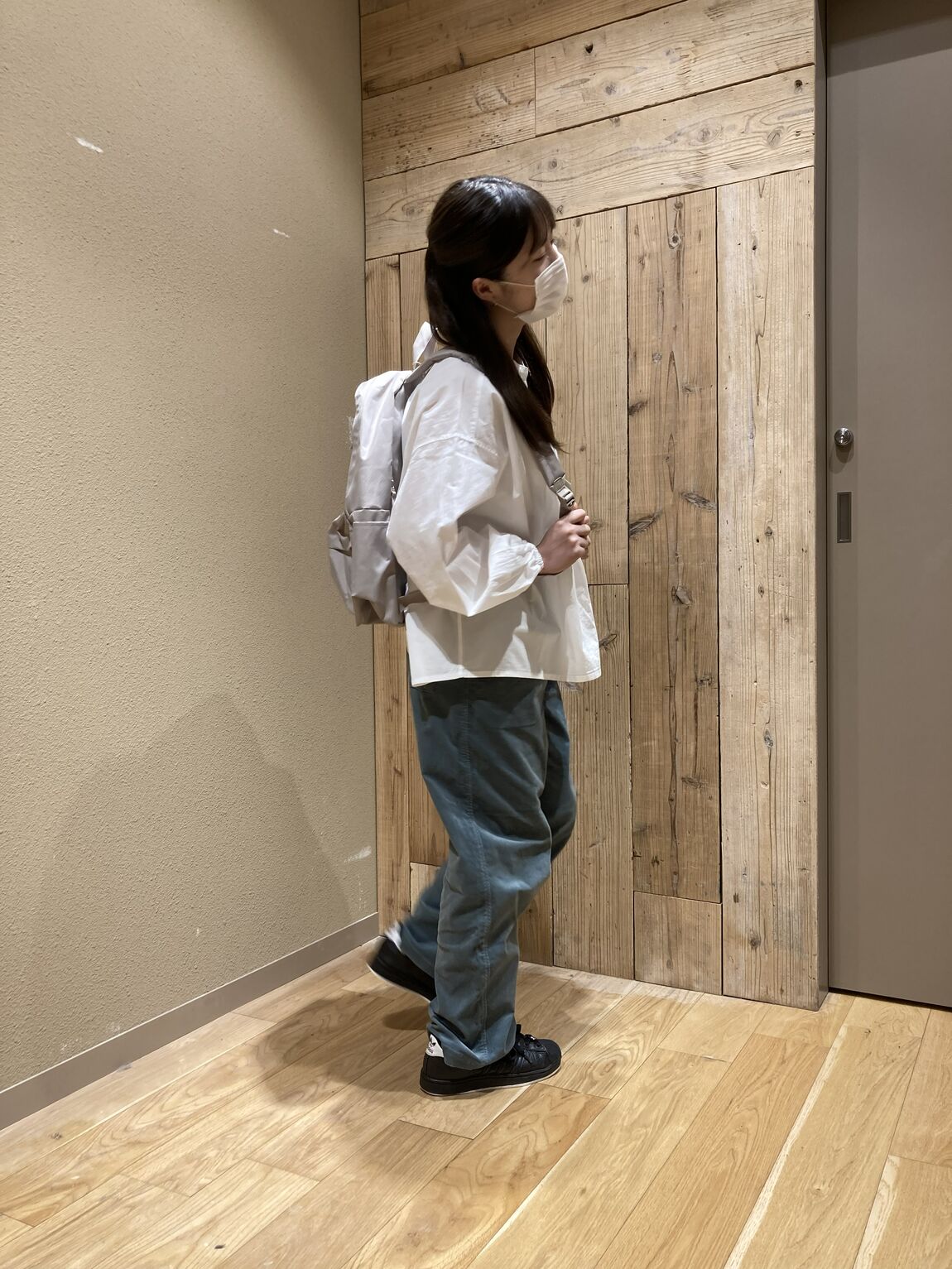 リュックを背負ってはしゃいでいる