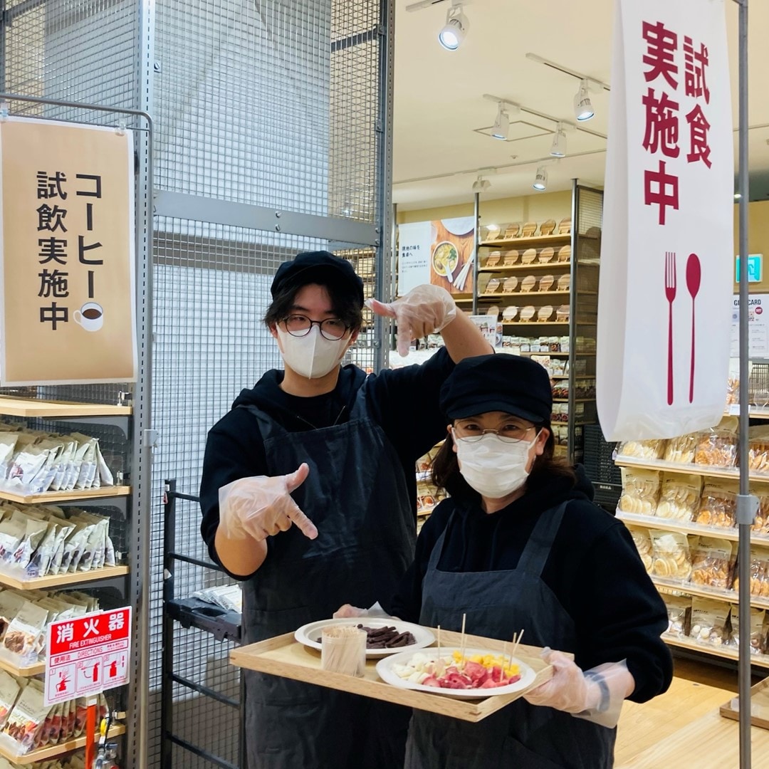 試食のスタッフの写真です。