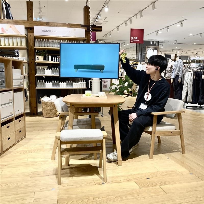 大型家具とスタッフ