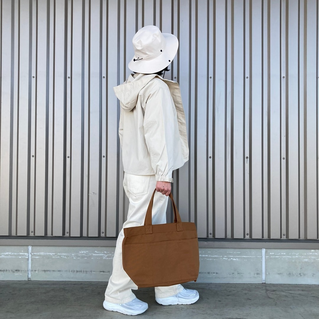 衣服婦人全身後ろ姿