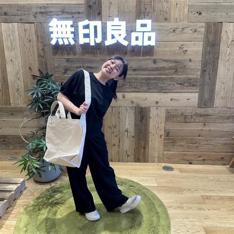 スウェットのセットアップを着た女性
