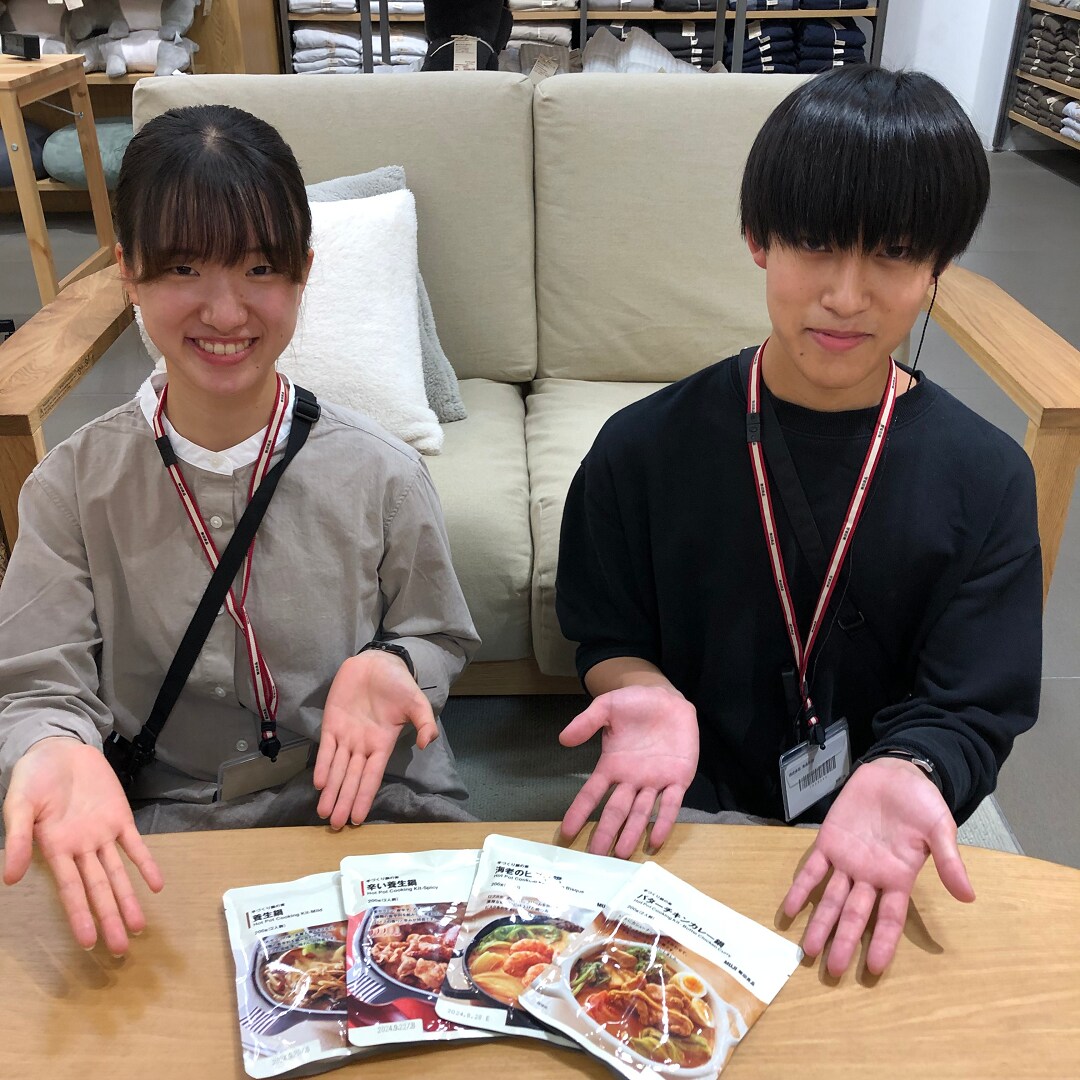 手づくり鍋の素を紹介するスタッフ