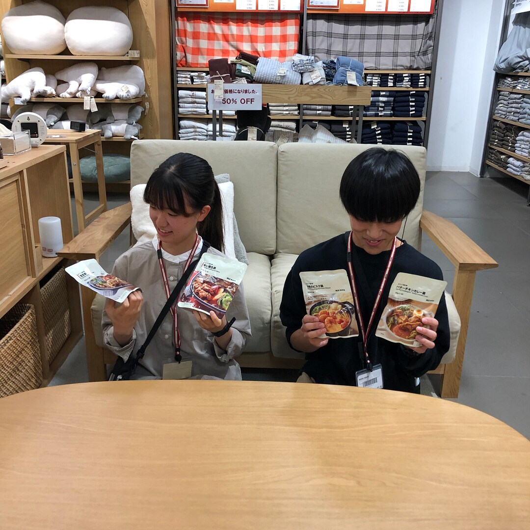 手づくり鍋の素を手に取るスタッフ