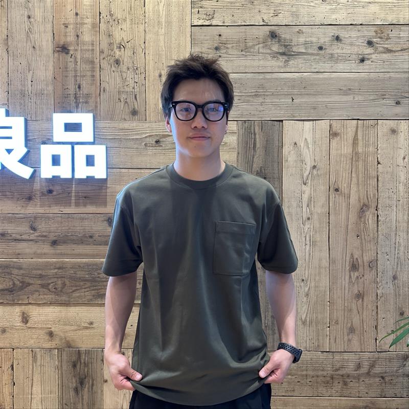 緑のTシャツを着た男性