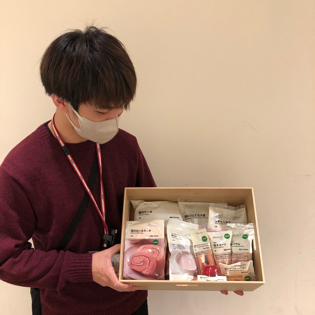 桜のお菓子とスタッフ