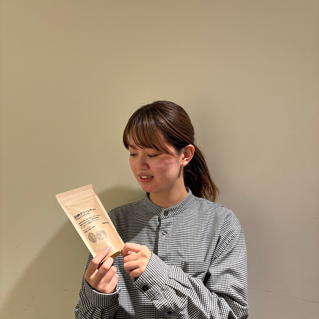 グリーンティーを見つめるスタッフ