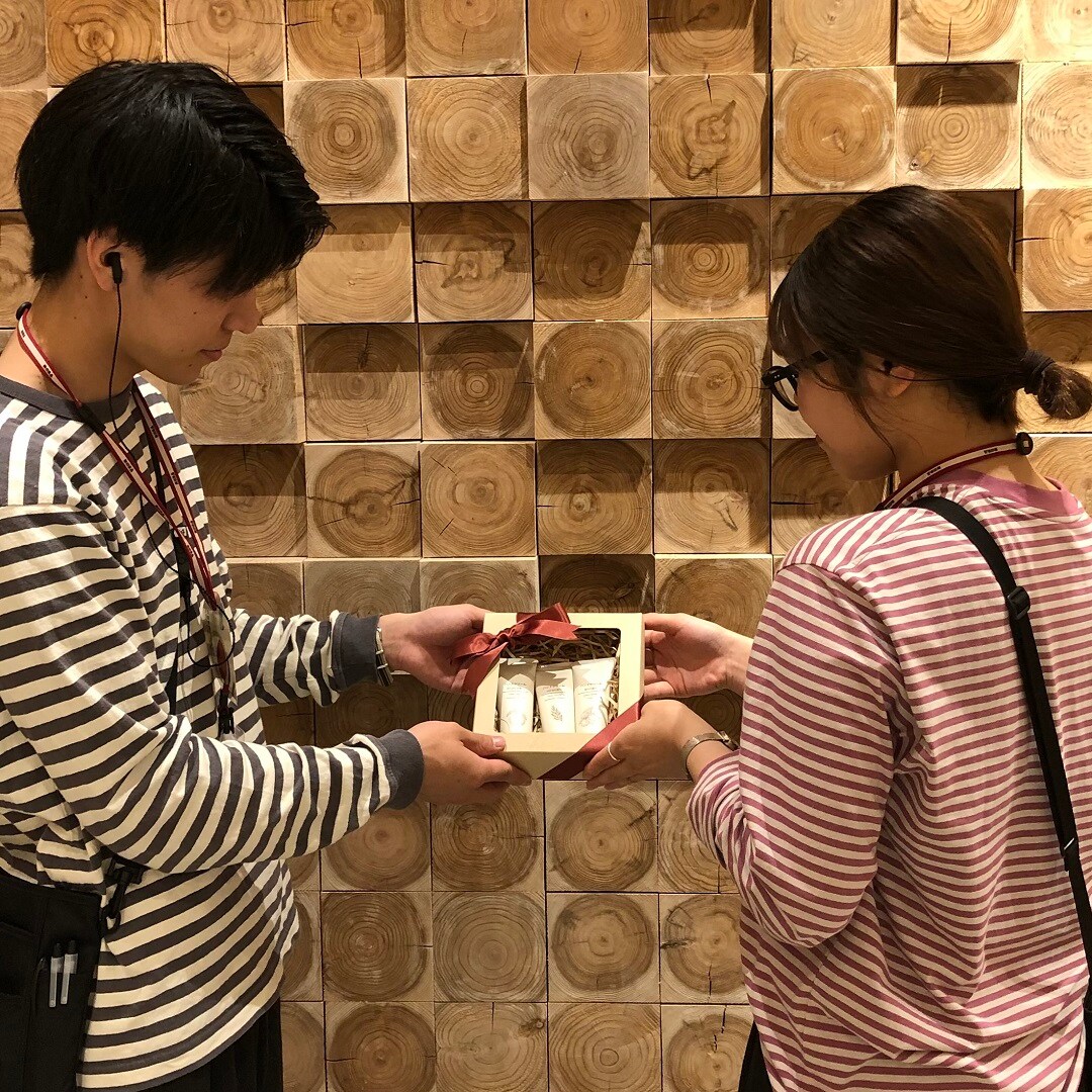 スタッフが渡している画像