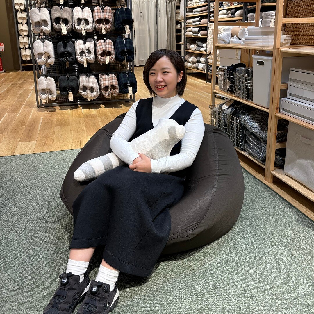 体にフィットするソファに座るスタッフ