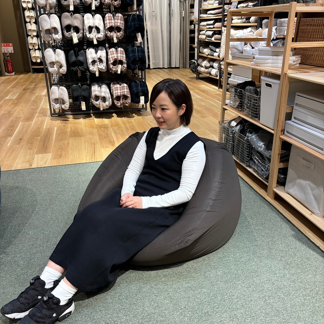 体にフィットするソファに座るスタッフ