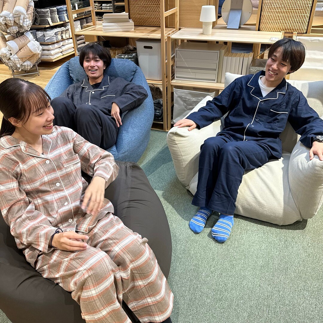 3人でくつろぐ写真