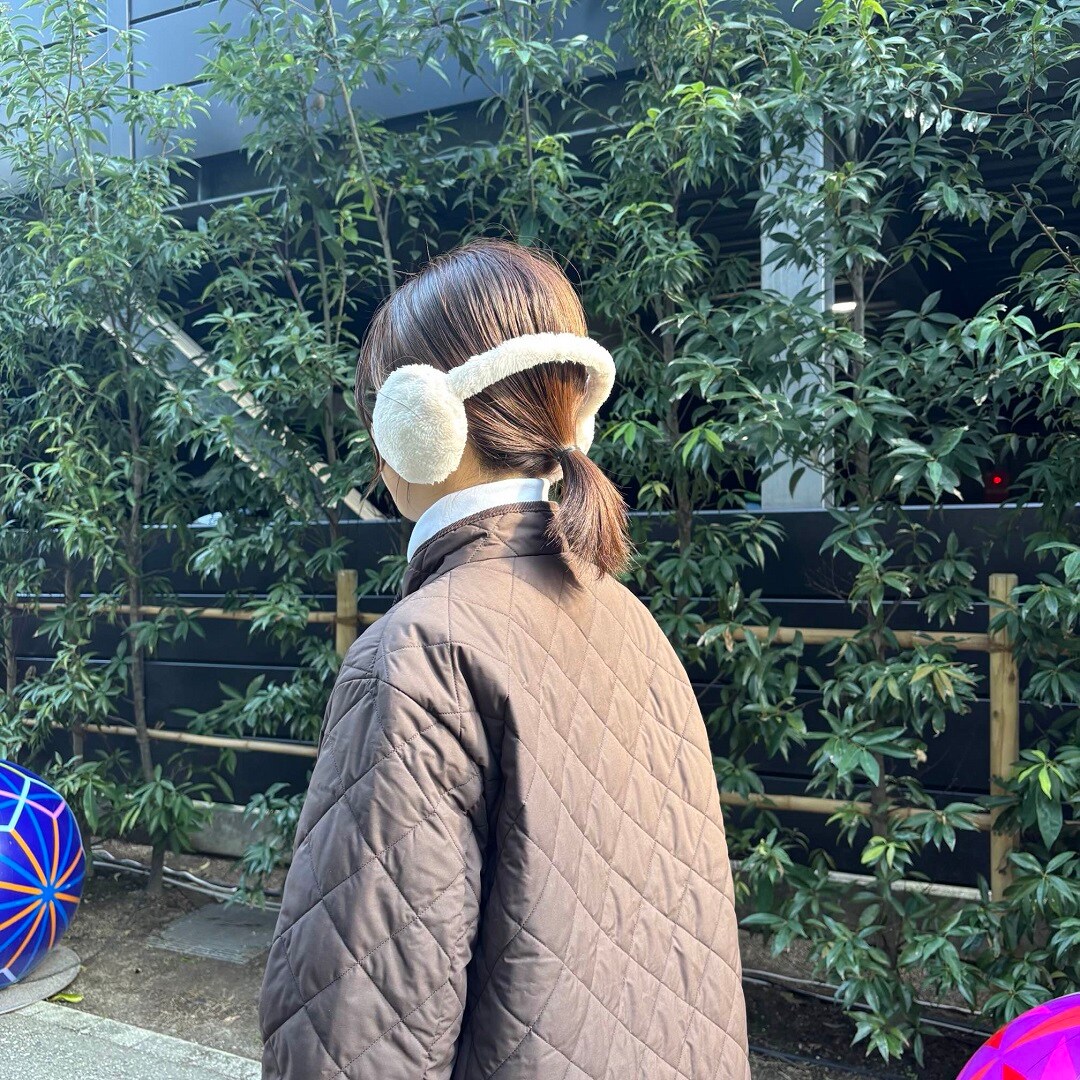 後ろ向きの画像