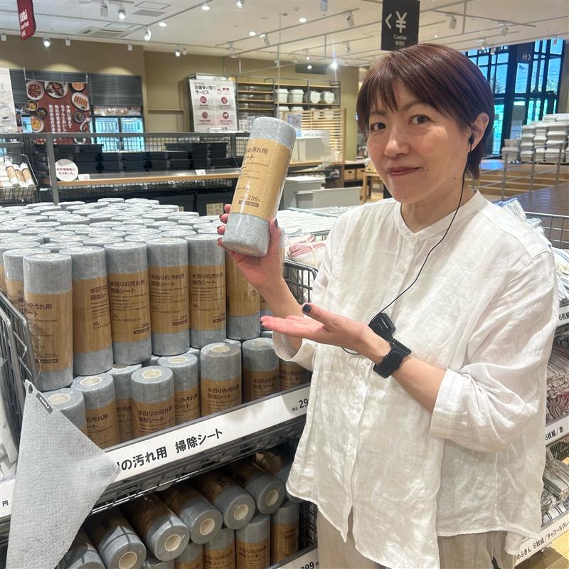 商品紹介をしている女性