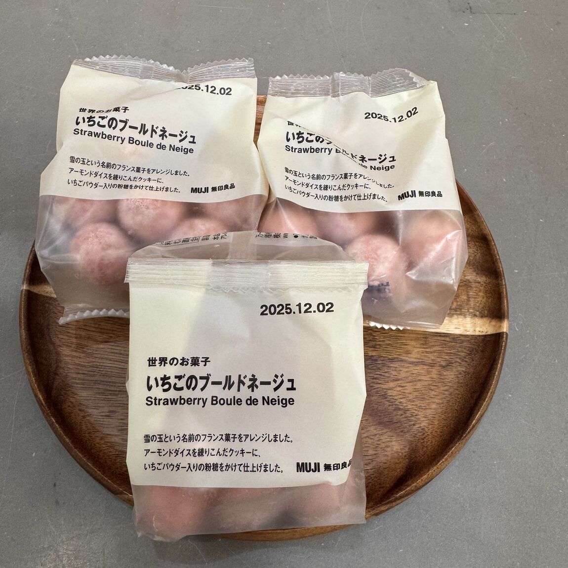 世界のお菓子　いちごのブールドネージュ