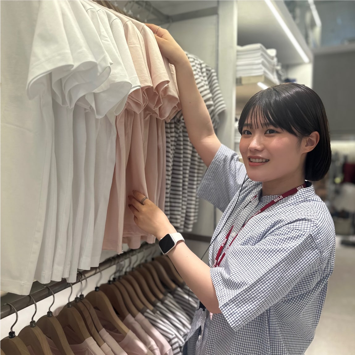 接客をしている女性
