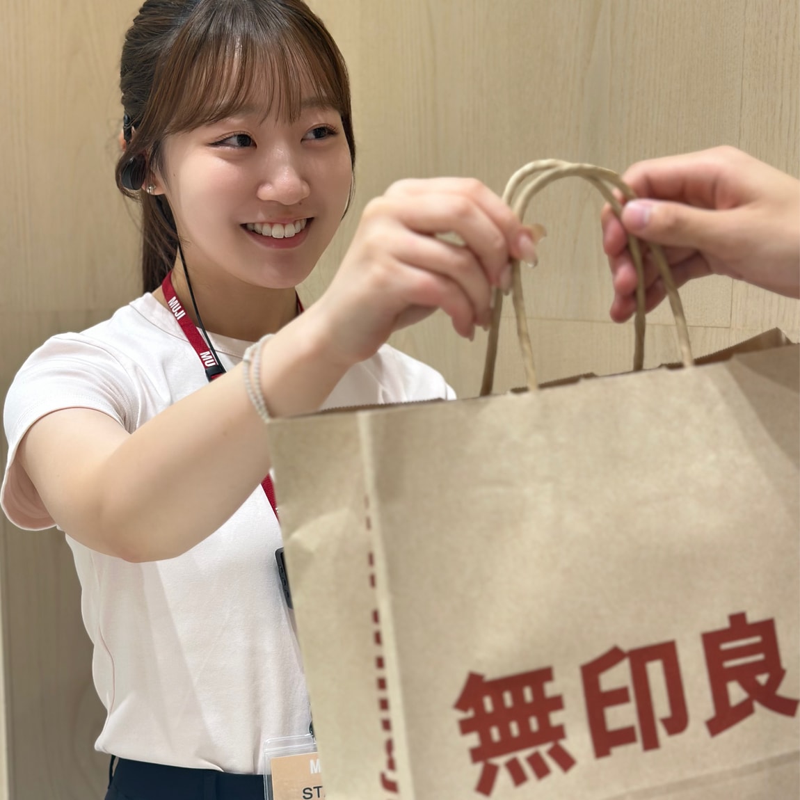 接客している女性