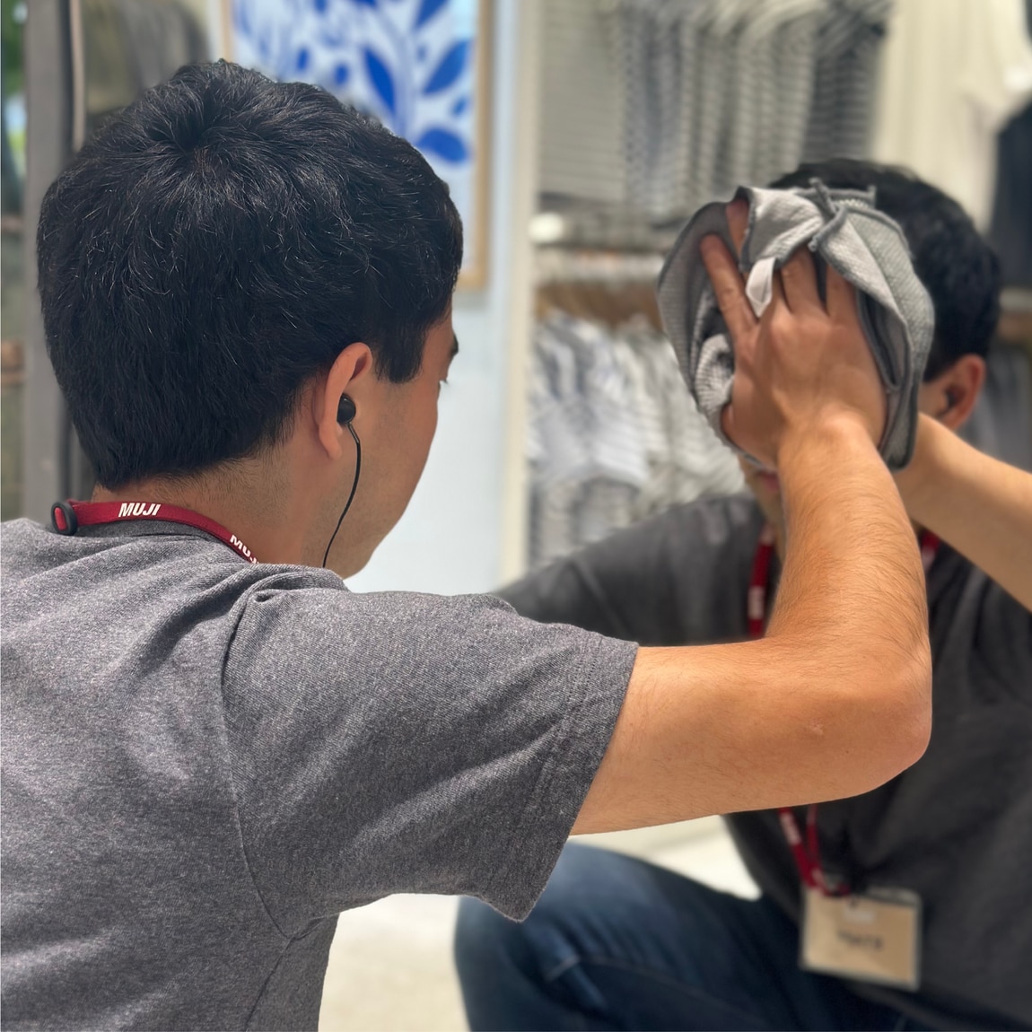 掃除をしている男性