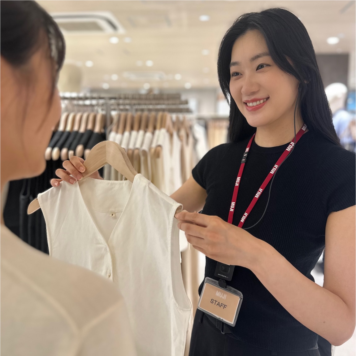 接客をしている女性