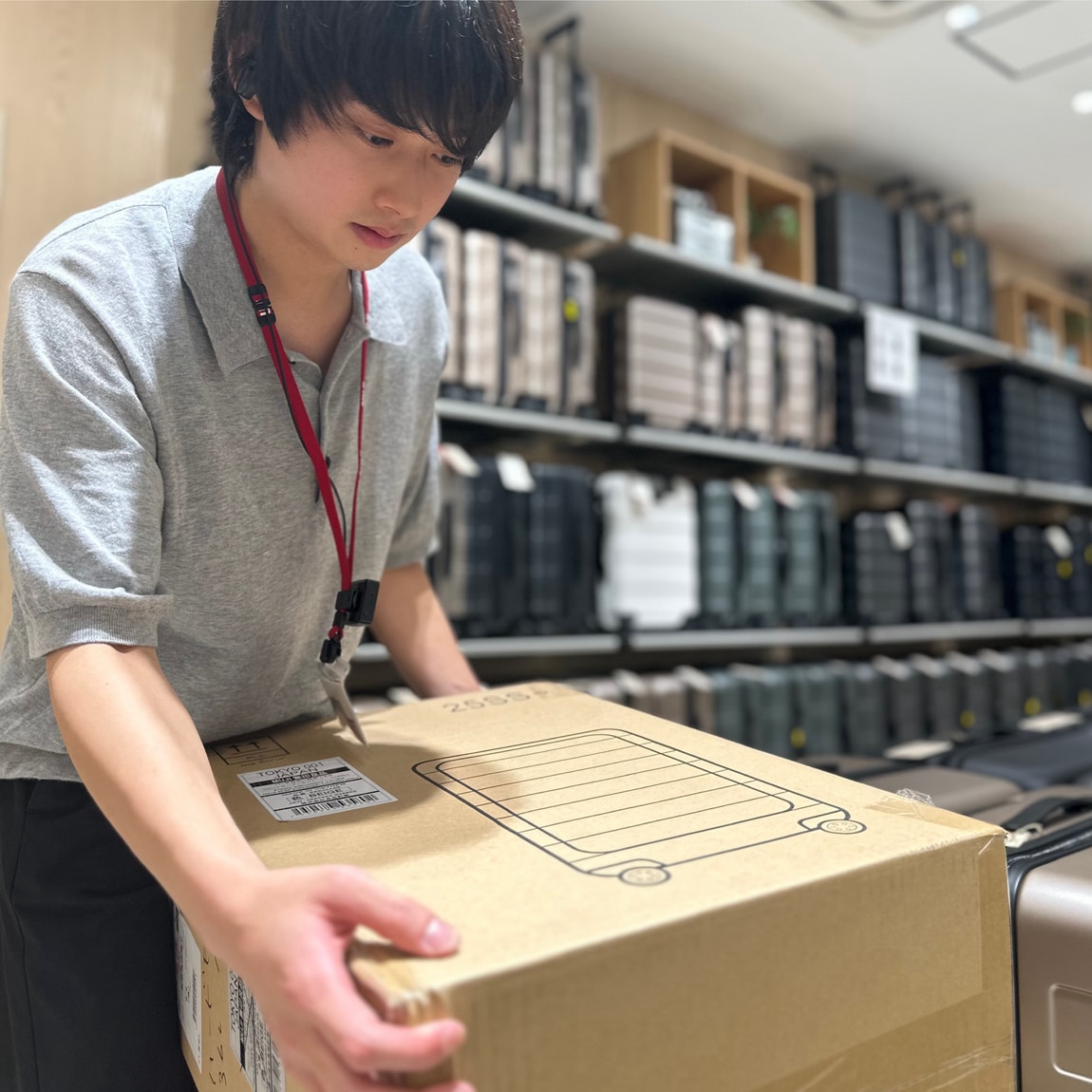 ダンボールを持ち上げている男性