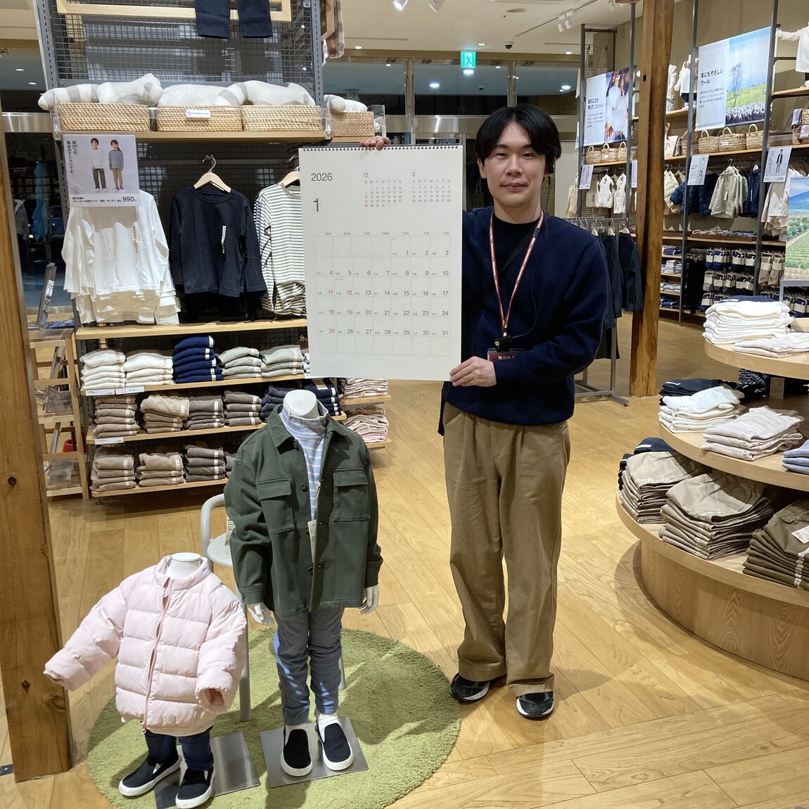 大きいカレンダーを持つ男性