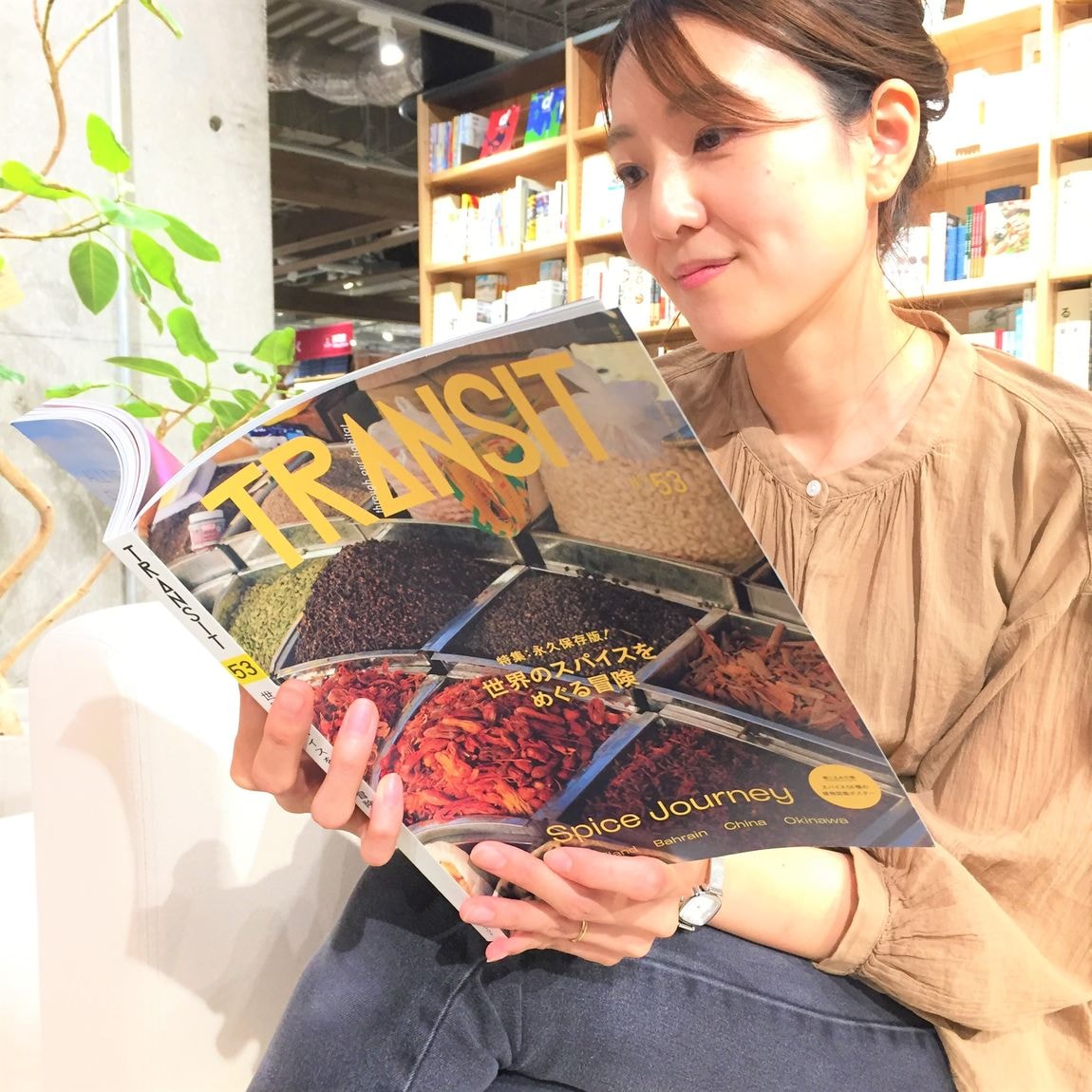 雑誌を読んでいる