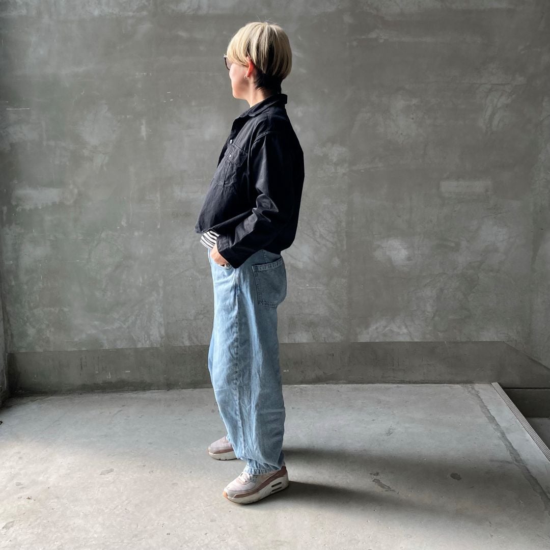 ブルーデニムをはいた女性の横向き画像