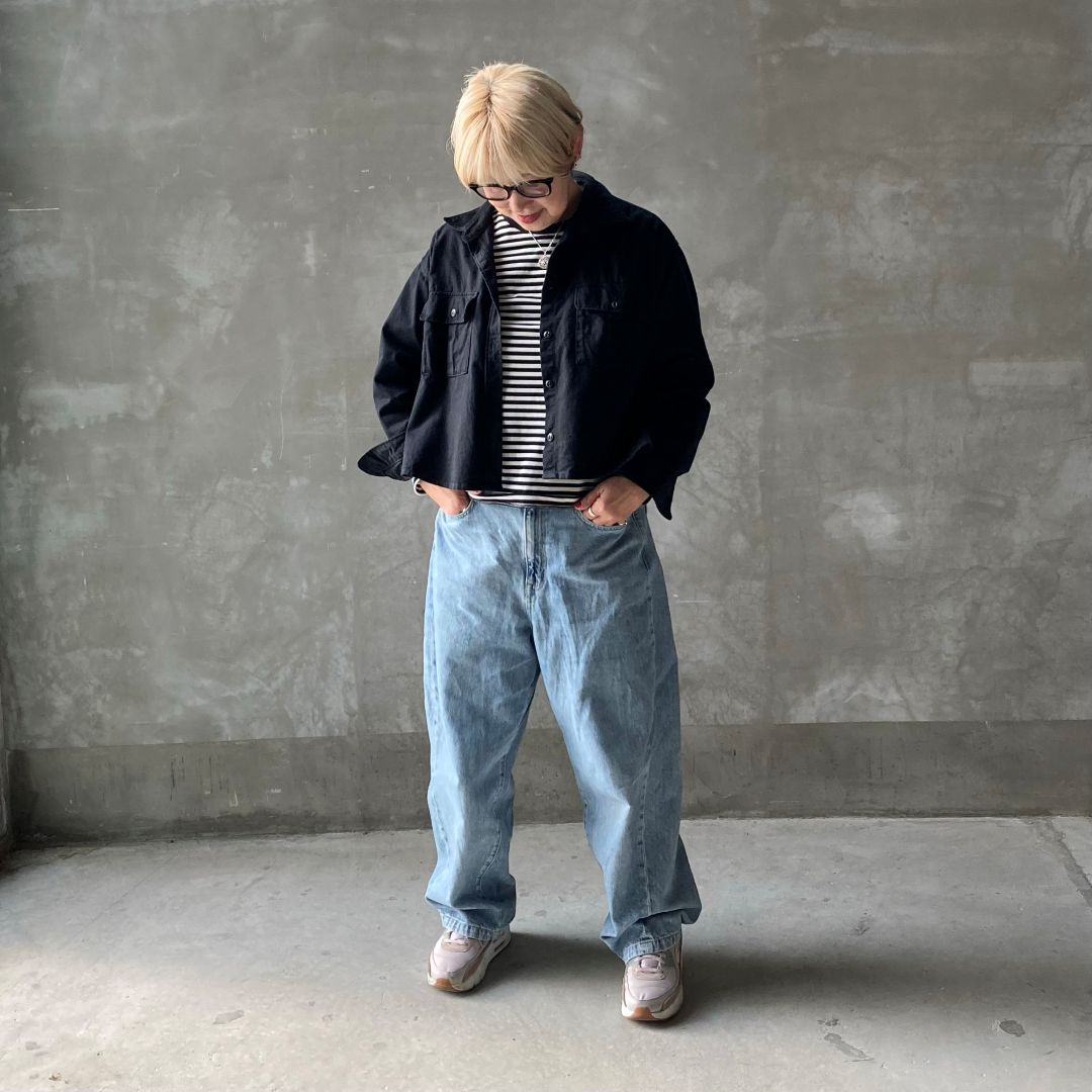 ブルーデニムをはいた女性の画像