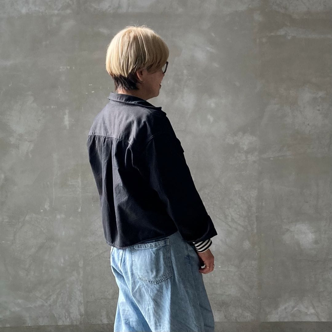 ブルーデニムをはいた女性の画像後ろ姿